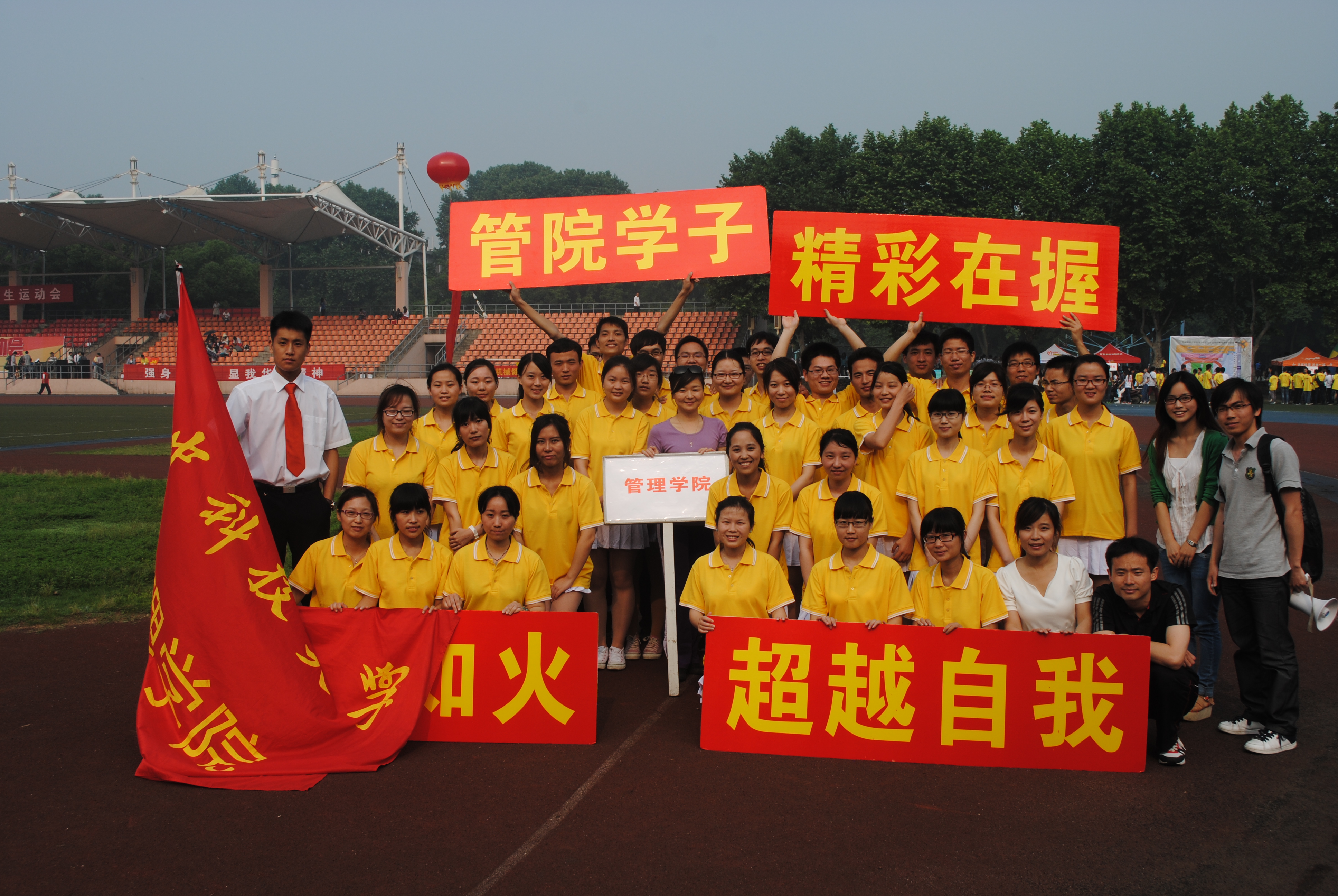 304am永利集团方阵帅哥美女云集.JPG